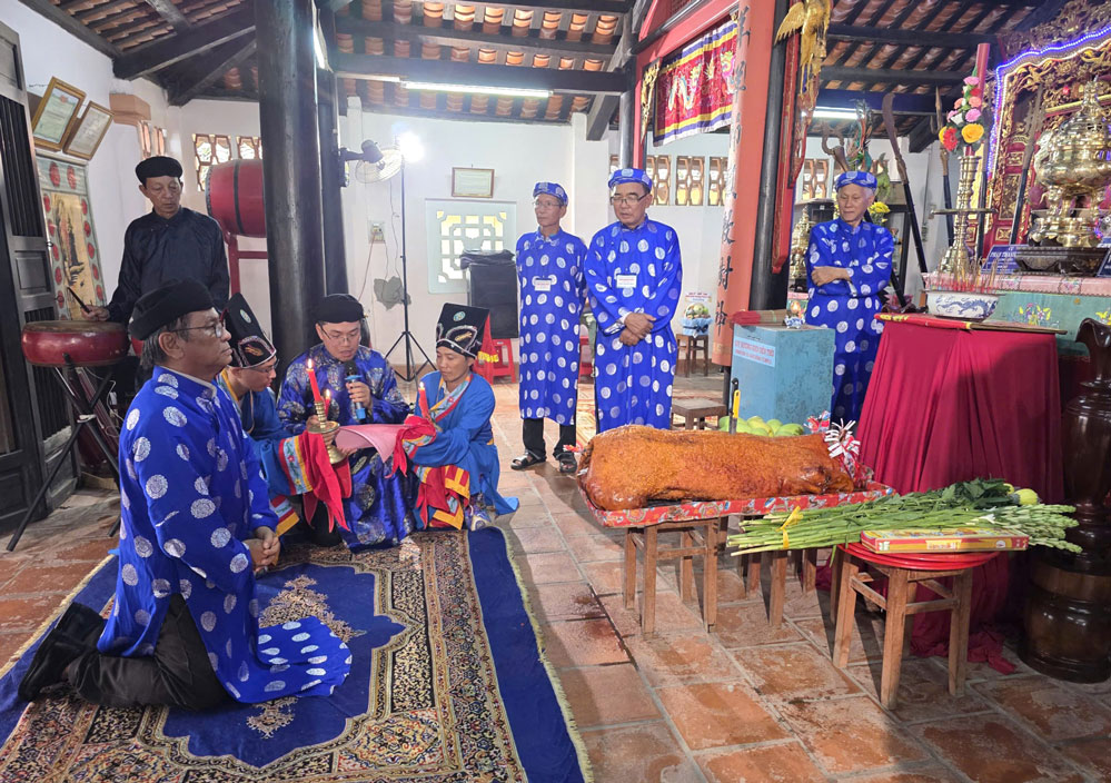 Nghi thức lễ tế, dâng hương cụ Phan Thanh Giản tại Văn Thánh Miếu.