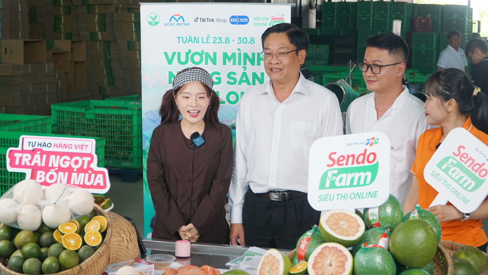 Ông Phạm Phước Trãi- Phó Giám đốc Sở Công Thương tham gia phiên livestream cùng nhà sáng tạo nội dung TikTok.