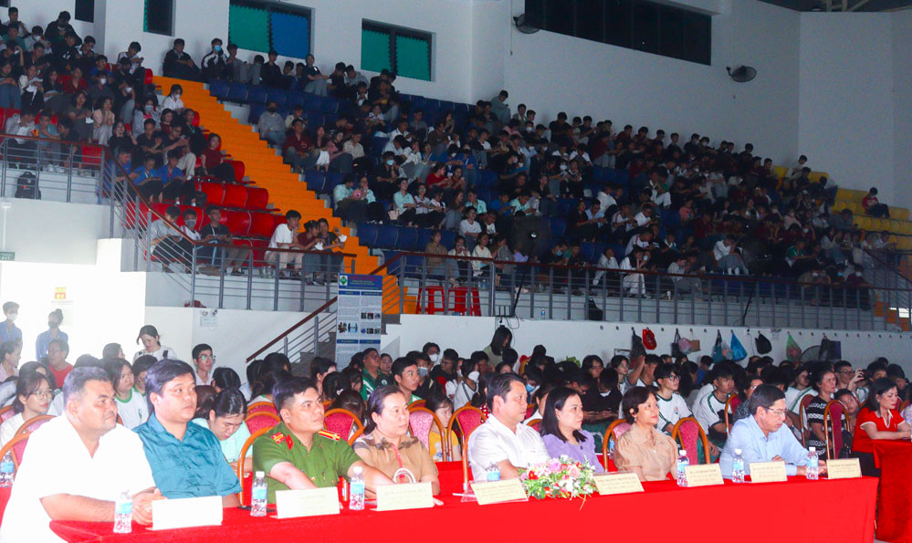 Đại biểu tham gia chương trình biểu diễn nghệ thuật.
