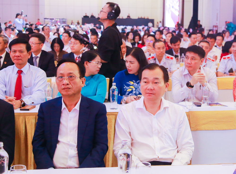 Đồng chí Nguyễn Minh Dũng- Phó Bí thư Tỉnh ủy, Chủ tịch HĐND tỉnh Vĩnh Long dự lễ khai mạc triển lãm.