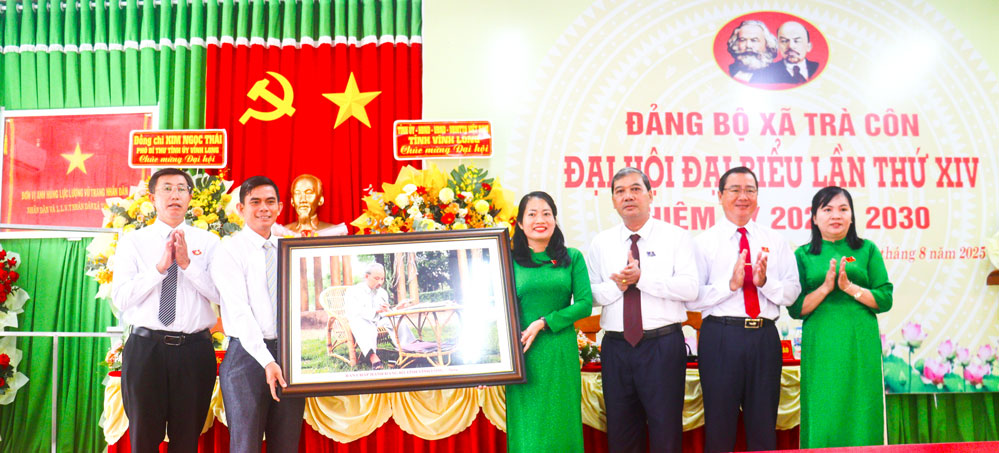 Đồng chí Kim Ngọc Thái- Phó Bí thư Tỉnh ủy Vĩnh Long tặng bức ảnh Chủ tịch Hồ Chí Minh cho đại hội.

