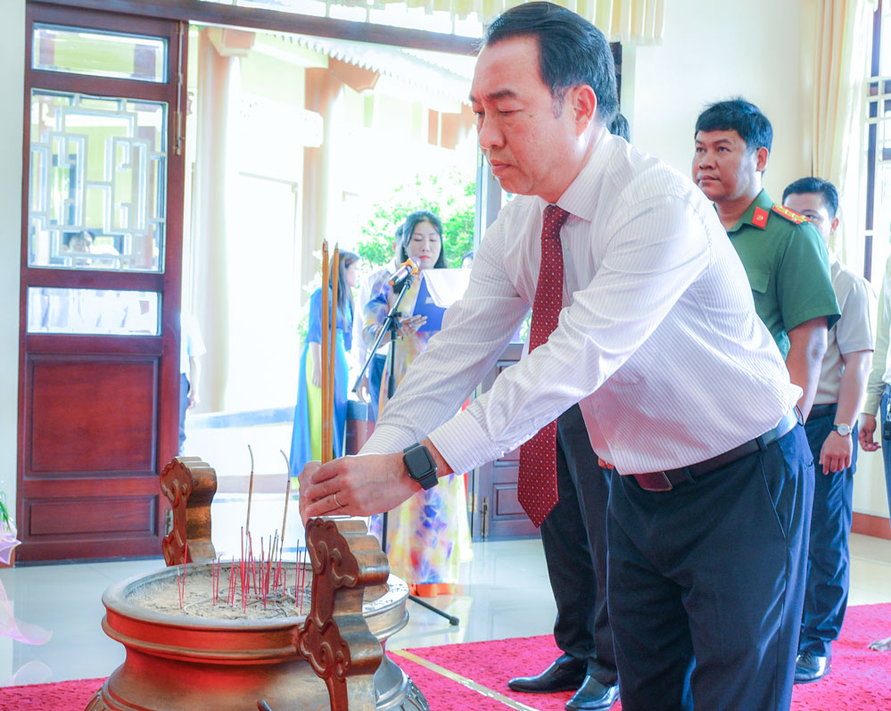 Đồng chí Lữ Quang Ngời- Phó Bí thư Tỉnh ủy, Chủ tịch UBND tỉnh dâng hương tại Khu lưu niệm GS.VS Trần Đại Nghĩa.

