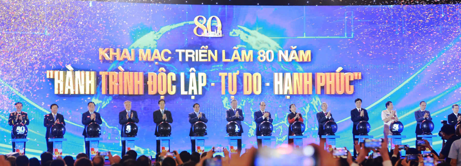 Các đồng chí lãnh đạo Đảng, Nhà nước và các đại biểu thực hiện nghi thức bấm nút khai mạc Triển lãm thành tựu đất nước 80 năm Hành trình Độc lập- Tự do- Hạnh phúc.

