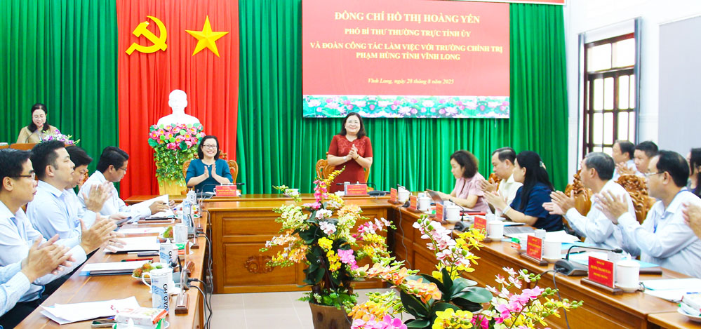 Phó Bí thư Thường trực Tỉnh ủy- Hồ Thị Hoàng Yến làm việc với Trường Chính trị Phạm Hùng.








