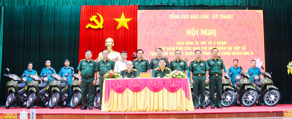 Tổng cục Hậu cần- Kỹ thuật kết bàn giao xe mô tô 2 bánh cho Ban Chỉ huy quân sự cấp xã.

