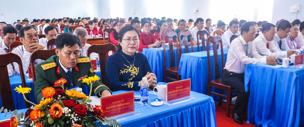 Các đồng chí lãnh đạo tỉnh tham dự đại hội.