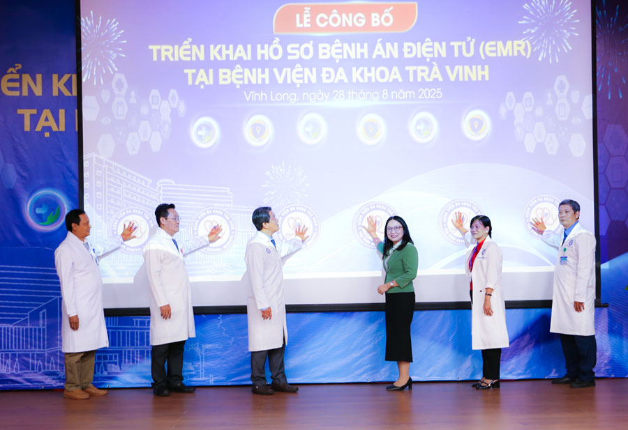 
Đại biểu thực hiện nghi thức công bố triển khai hệ thống hồ sơ “Bệnh án điện tử” tại Bệnh viện Đa khoa Trà Vinh.