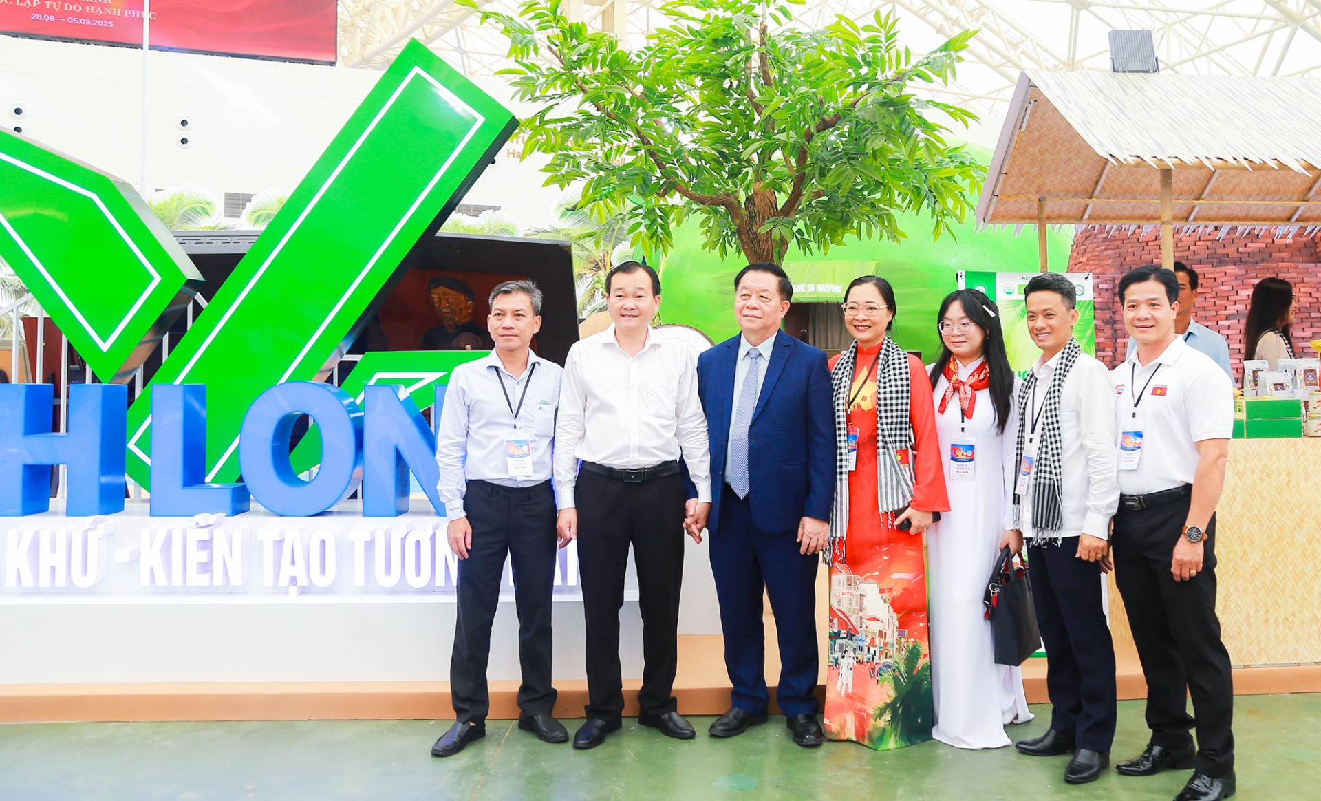 Đồng chí Nguyễn Trọng Nghĩa- Ủy viên Bộ Chính trị, Bí thư Trung ương Đảng, Trưởng Ban Tuyên giáo và Dân vận Trung ương tham quan không gian trưng bày và chụp ảnh lưu niệm cùng lãnh đạo tỉnh Vĩnh Long.