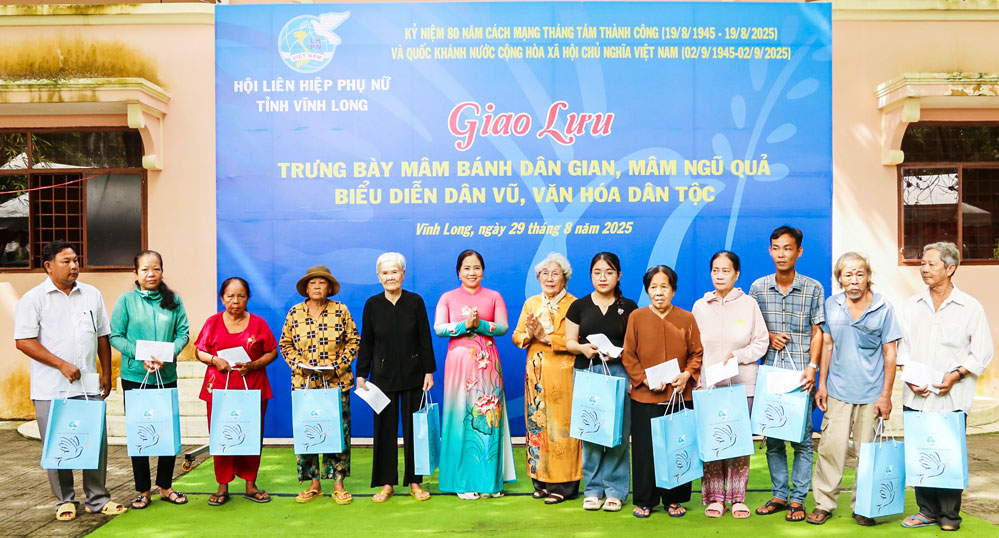 Lãnh đạo Hội LHPN tỉnh tặng quà cho gia đình chính sách. Ảnh: NGỌC XOÀN