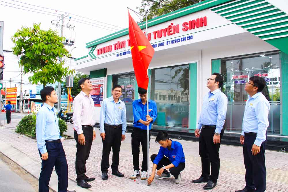 Lãnh đạo Trường ĐH Sư phạm Kỹ thuật Vĩnh Long tham gia lắp cờ tại tuyến đường Nguyễn Huệ-Võ Văn Kiệt.