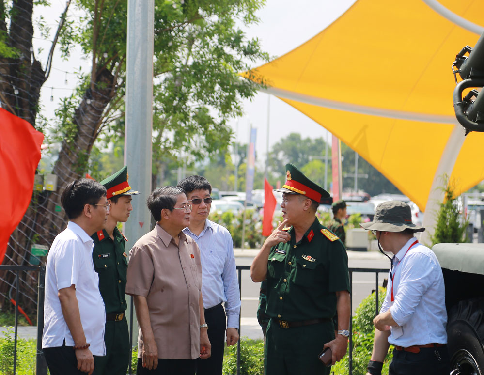 Khu trưng bày ngoài trời của Bộ Quốc phòng gồm 1 khu vực điều hành và 7 khu vực vũ khí trang bị gồm hải quân, phòng không - không quân, tác chiến điện tử, thông tin liên lạc, pháo mặt đất, pháo tự hành và khí tài đặc chủng. Trong ảnh: Phó Chủ tịch Quốc hội Nguyễn Đức Hải thăm không gian trưng bày của Bộ Quốc phòng.