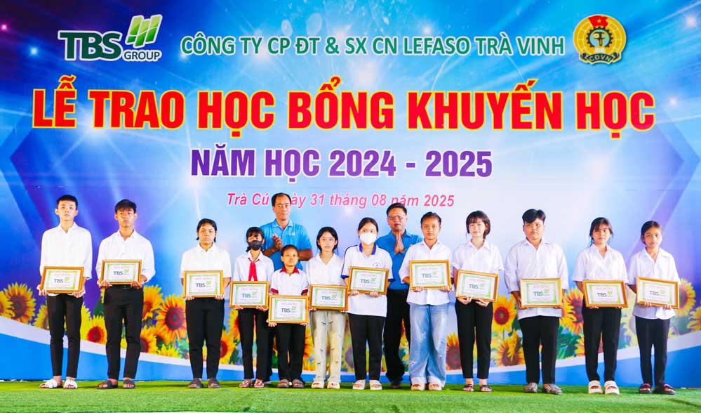 Đại diện Liên đoàn Lao động tỉnh và Công đoàn Công ty trao học bổng cho học sinh.