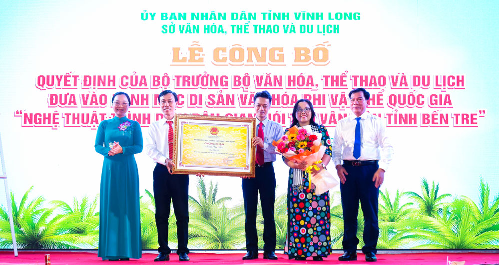 Phó Chủ tịch UBND tỉnh- Nguyễn Thị Quyên Thanh trao chứng nhận cho đại diện Bảo tàng tỉnh.