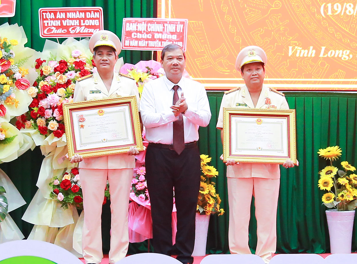 Đồng chí Kim Ngọc Thái trao tặng Huân chương chiến công hạng Ba của Chủ tịch nước cho cá nhân Đại tá Trần Quốc Phục- Phó Giám đốc Công an tỉnh và tập thể Phòng An ninh nội địa.