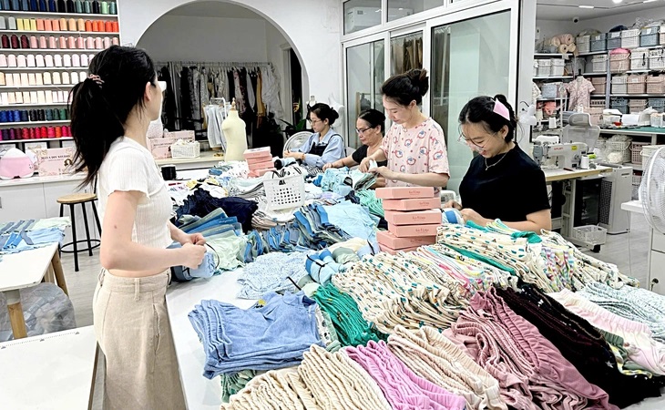 Mỗi khâu, chị Bùi Thị May (thứ hai từ phải sang) và những người bạn đồng hành đều kiểm tra để đảm bảo chất lượng từng phần quà - Ảnh: NVCC