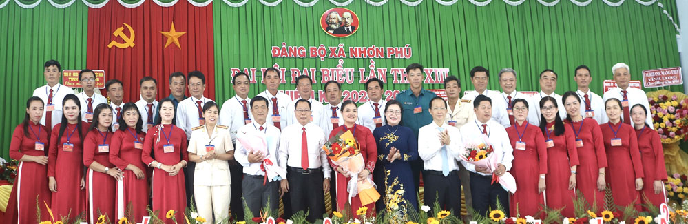 Các đồng chí lãnh đạo tỉnh chúc mừng BCH Đảng bộ xã Nhơn Phú, nhiệm kỳ 2025 - 2030 ra mắt đại hội.

