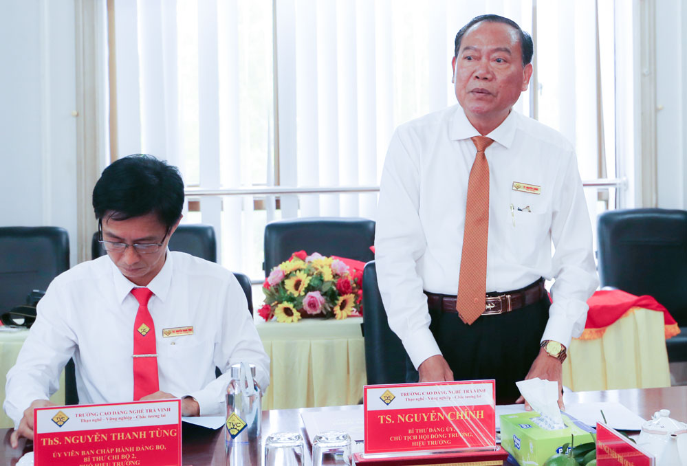 TS. Nguyễn Chính- Hiệu trưởng Trường Cao đẳng nghề Trà Vinh báo cáo tại buổi làm việc.