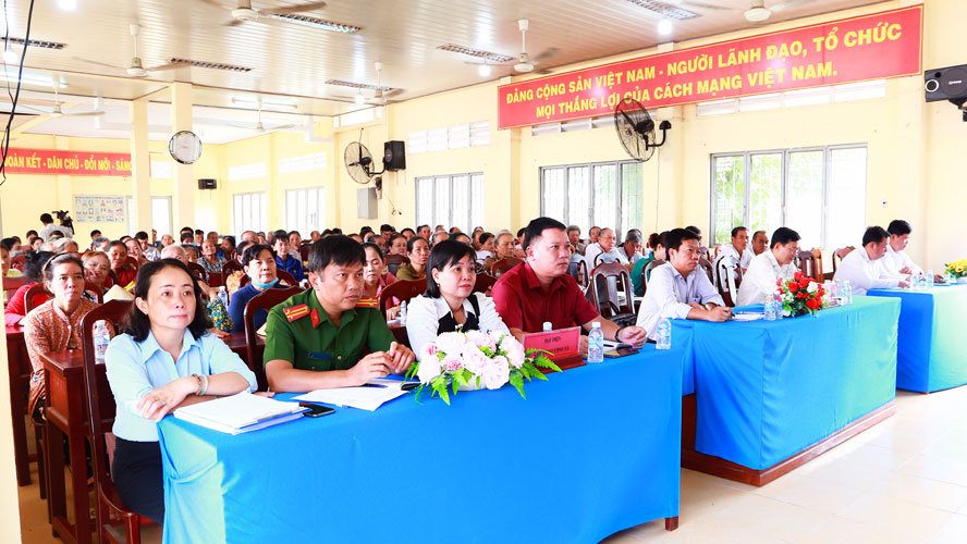 Đại biểu tham dự buổi tiếp xúc cử tri xã An Trường.