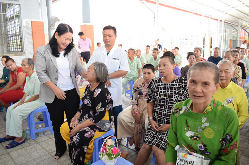 Phó Chủ tịch UBND tỉnh- Nguyễn Thị Bé Mười thăm hỏi bệnh nhân nữ tại chương trình.

