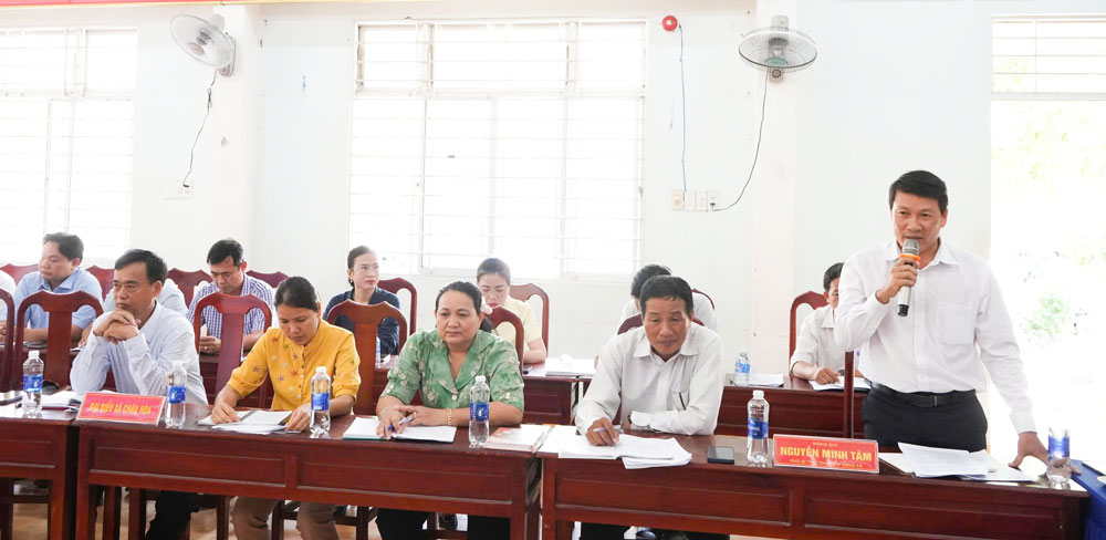 Chủ tịch UBND xã Châu Hòa- Nguyễn Minh Tâm báo cáo tình hình kinh tế- xã hội tại địa phương.