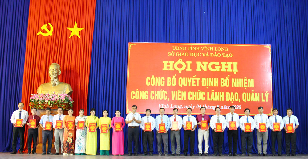 Đại diện Sở GD-ĐT trao quyết định cho hiệu trưởng, phó hiệu trưởng, giám đốc, phó giám đốc các đơn vị thuộc Sở GD-ĐT.
