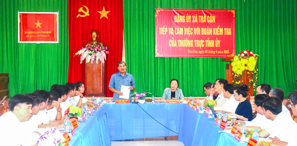 Đoàn công tác làm việc với Đảng ủy xã Trà Côn.