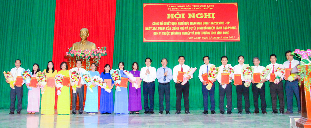 Công bố và trao quyết định bổ nhiệm lãnh đạo phòng, đơn vị thuộc Sở Nông nghiệp và Môi trường.