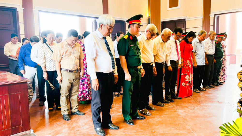 Đại biểu dành phút mặc niệm tri ân Trung tướng Đồng Văn Cống.
