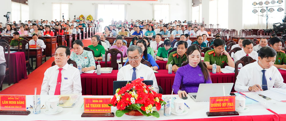 Lãnh đạo tỉnh cùng đại biểu tham dự phiên trù bị đại hội.