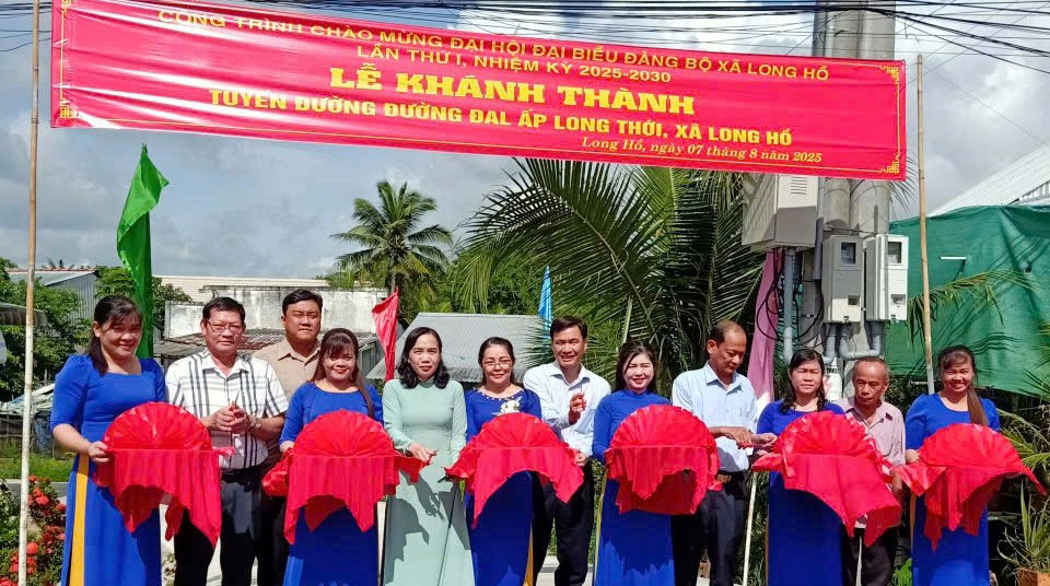 Đảng ủy, UBND, Ủy ban MTTQ Việt Nam xã Long Hồ cùng chi bộ ấp Long Thới khánh thành tuyến đường đan.