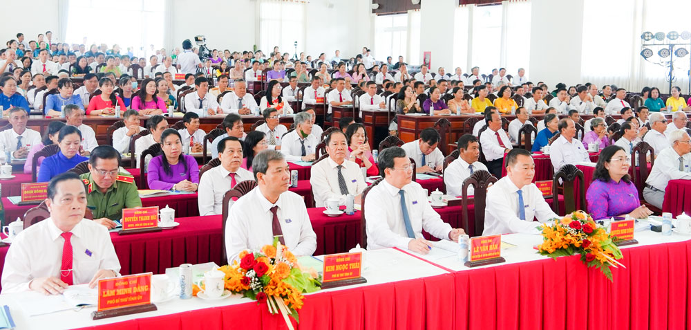 Lãnh đạo tỉnh và đại biểu tham dự đại hội.