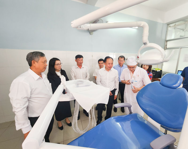 Đại biểu tham quan phòng khám răng TTYT khu vực Nguyễn Văn Thủ.      