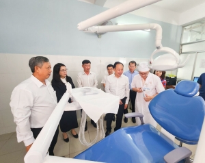 Tặng thiết bị nha khoa cho Trung tâm Y tế khu vực Nguyễn Văn Thủ