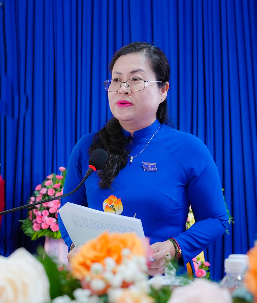 Đồng chí Nguyễn Thị Minh Trang- Ủy viên Ban Thường vụ Tỉnh ủy, Trưởng Ban Tuyên giáo và Dân vận Tỉnh ủy đánh giá rút kinh nghiệm đại hội điểm.