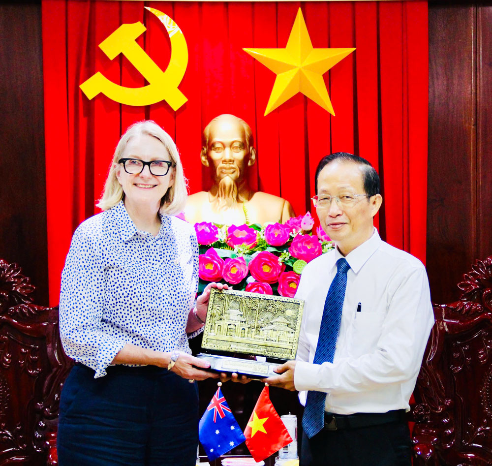 Phó Chủ tịch UBND tỉnh- Nguyễn Trúc Sơn tặng quà lưu niệm cho bà Sarah Hoope - Tổng Lãnh quán Úc tại TP Hồ Chí Minh.