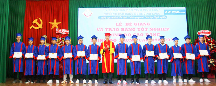 Khen thưởng cho sinh viên, học sinh tốt nghiệp loại xuất sắc.
