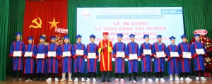 Trường CĐ Nghề Vĩnh Long trao bằng tốt nghiệp cho 333 học sinh, sinh viên