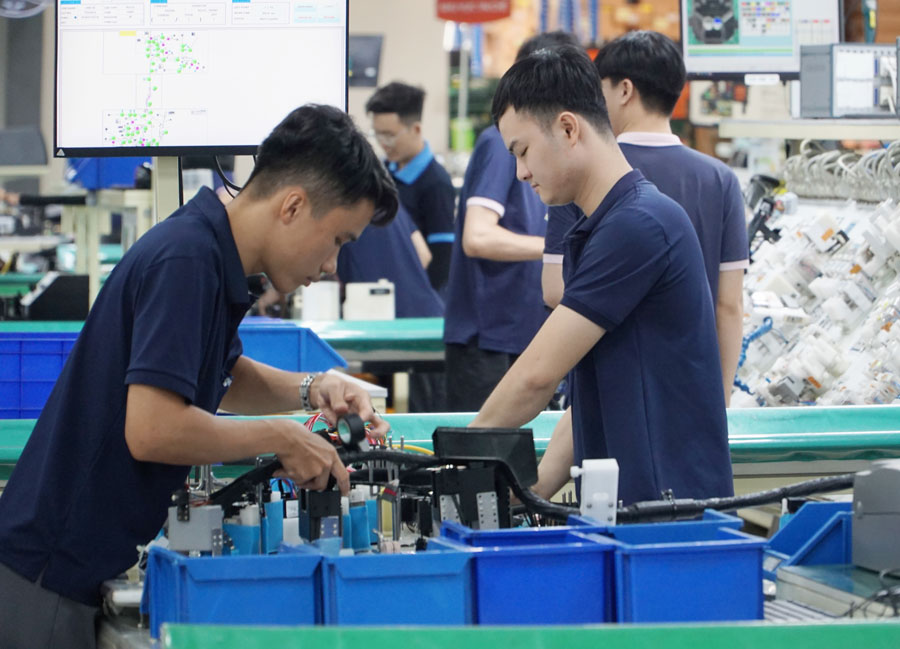  Tăng trưởng của các tỉnh, trong đó có Vĩnh Long nhiều tín hiệu tích cực. Ảnh: Sản xuất công nghiệp ở Khu Công nghiệp Hoà Phú.
