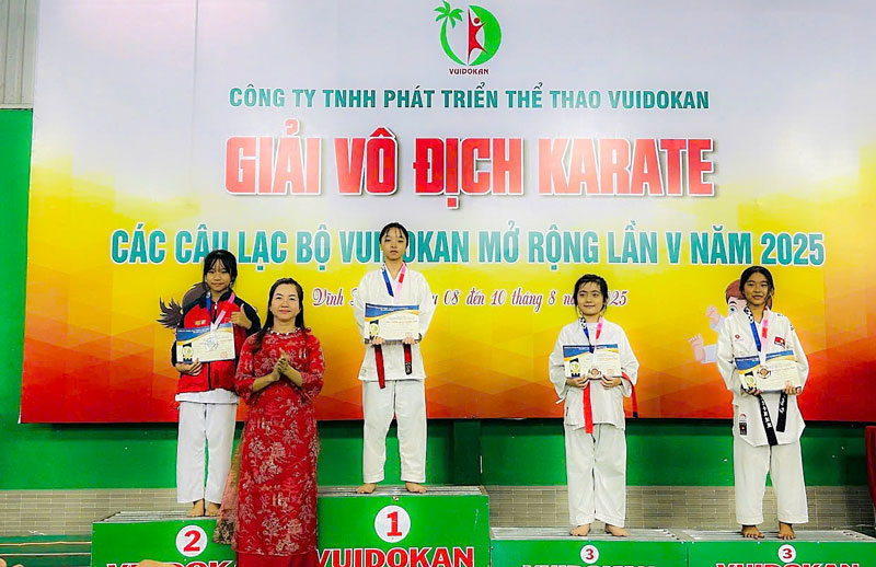  Ban tổ chức trao giải cho các VĐV xuất sắc giành thành tích cao.