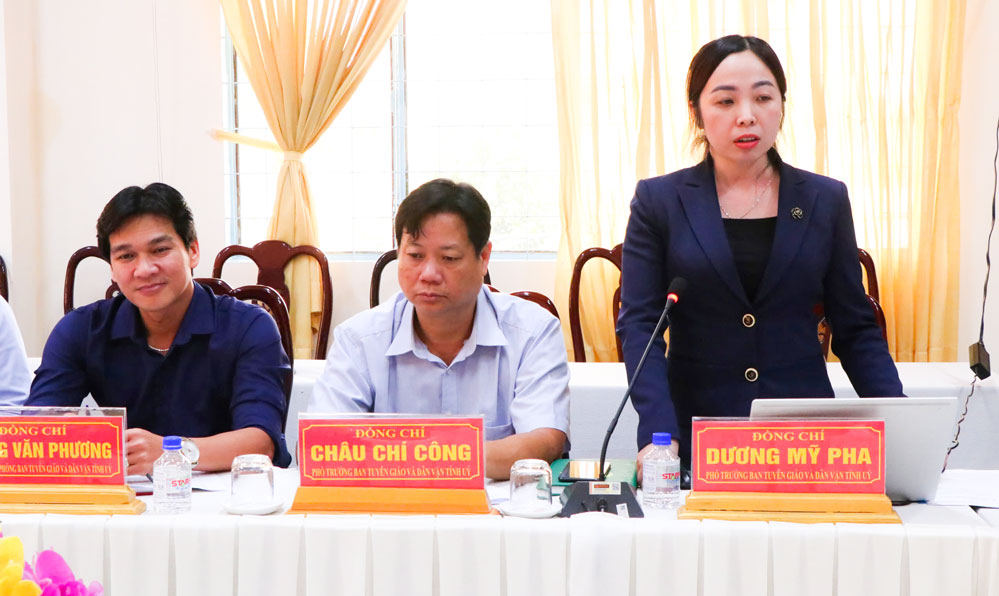 Đồng chí Dương Mỹ Pha- Phó Trưởng Ban Tuyên giáo và Dân vận Tỉnh ủy phát biểu tại buổi làm việc.