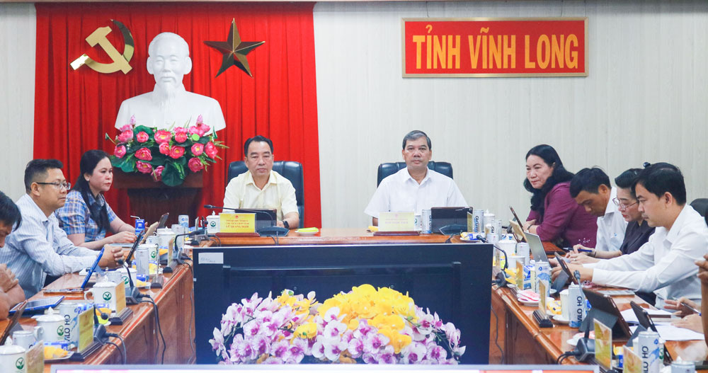 Đồng chí Lữ Quang Ngời- Phó Bí thư Tỉnh ủy, Chủ tịch UBND tỉnh; đồng chí Kim Ngọc Thái- Phó Bí thư Tỉnh ủy và các đại biểu tham dự tại điểm cầu Vĩnh Long.