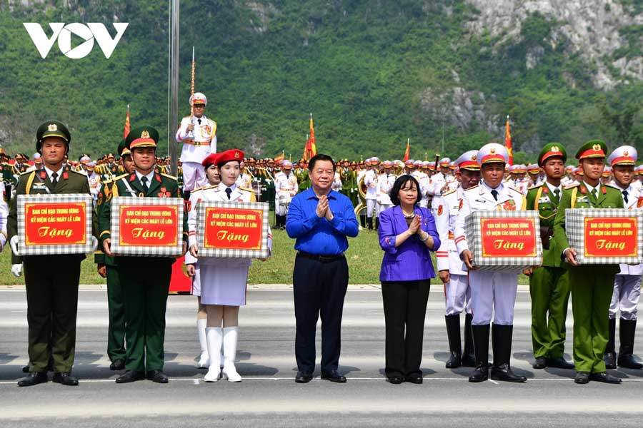 Bí thư Trung ương Đảng, Trưởng Ban Tuyên giáo và Dân vận Trung ương Nguyễn Trọng Nghĩa tặng quà cho các lực lượng tham gia diễu binh, diễu hành