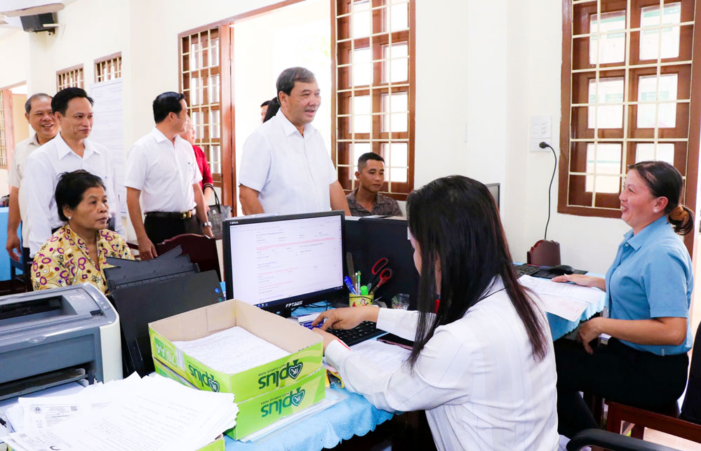 Phó Bí thư Tỉnh ủy- Kim Ngọc Thái kiểm tra tình hình hoạt động Trung tâm Phục vụ hành chính công xã Song Lộc.