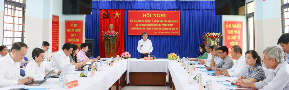  GS.TS. Trần Văn Thuấn- Thứ trưởng Bộ Y tế phát biểu tại buổi làm việc với TTYT khu vực Long Hồ.