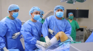 Bệnh viện Đa khoa Vĩnh Long triển khai kỹ thuật nội soi và thay khớp gối hiện đại