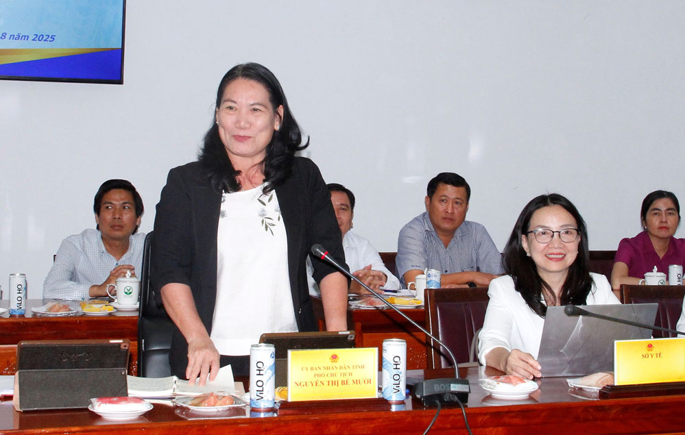 Bà Nguyễn Thị Bé Mười- Tỉnh ủy viên, Phó Chủ tịch UBND tiếp và làm việc với đoàn công tác của Bộ Y tế.