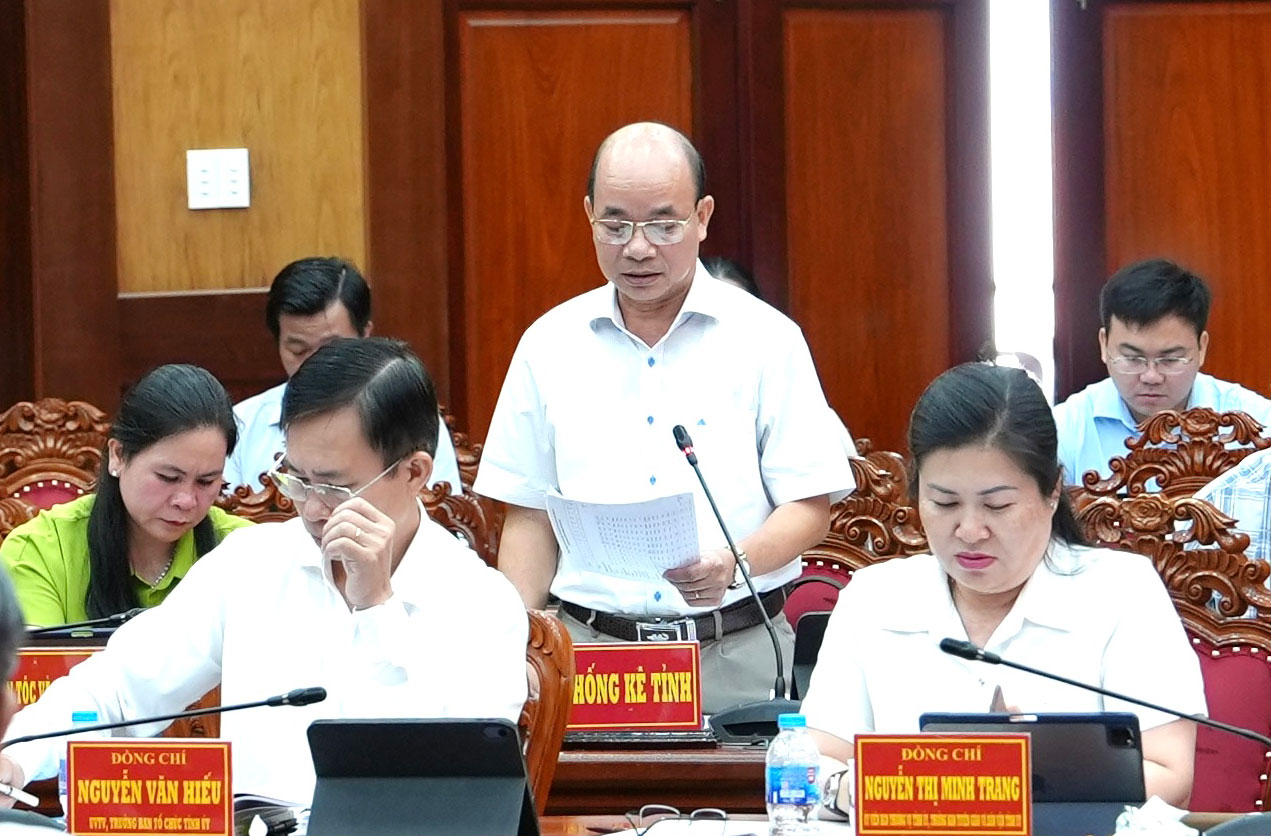 Đại biểu đóng góp ý kiến cho dự thảo báo cáo chính trị.