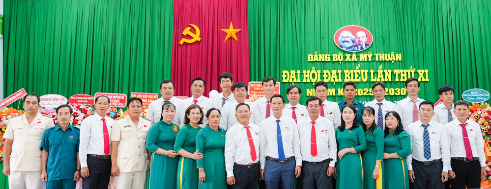  BCH Đảng bộ xã nhiệm kỳ mới ra mắt đại hội. Ảnh Xuân Tươi

