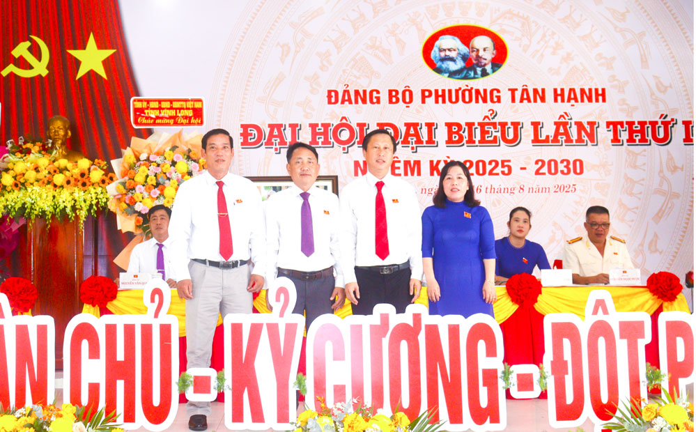 Đoàn đại biểu dự Đại hội đại biểu Đảng bộ tỉnh Vĩnh Long nhiệm kỳ 2025 - 2030 ra mắt đại hội.