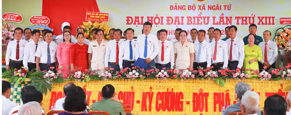 BCH Đảng bộ xã Ngãi Tứ nhiệm kỳ 2025 - 2030 ra mắt đại hội.